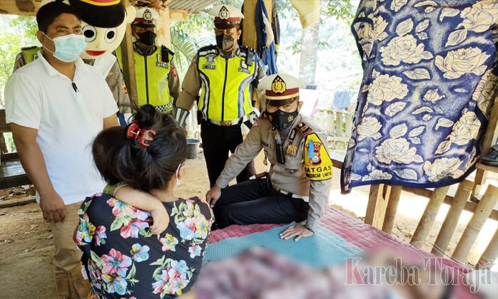 Berbagi Kasih dengan Anak Difabel, Itu Cara Satlantas Tana Toraja Menutup Ops Keselamat 2022