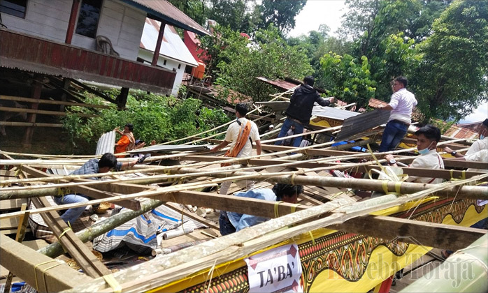 Pondok Pernikahan di Kandeapi, Toraja Utara, Roboh