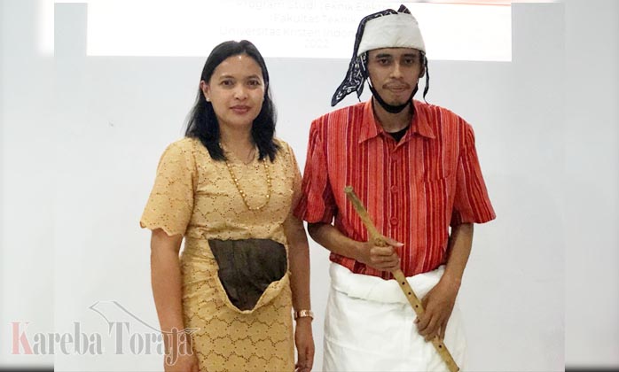 Teliti Karakteristik Nada Suling Te’dek Toraja, Mahasiswa Teknik Elektro UKI Toraja Ini Kenakan Baju Adat Saat Sidang Hasil