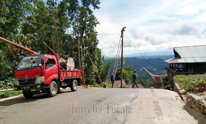 Tiang Listrik di Tengah Jalan yang Viral Itu Dipindahkan Hari Ini