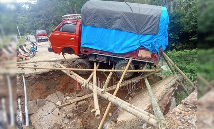 Melintas di Jalan Poros Salu-Dende’, Tiba-tiba Jalan Amblas, Truk Ini Nyaris Terperosok