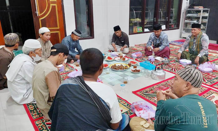 Masjid Tertua di Toraja Gelar Buka Puasa Bersama, Menunya Disiapkan Umat Nasrani