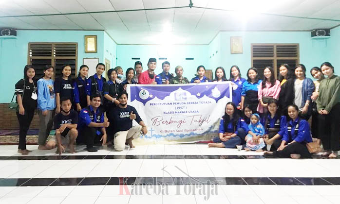 PPGT Makale Utara Bagi Takjil dan Buka Puasa Bersama Warga Muslim