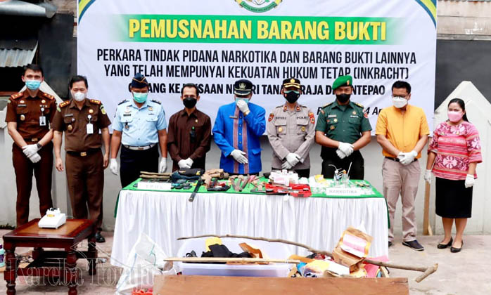 Dua Senjata Api, Parang, dan Narkoba Dimusnahkan Kejaksaan di Toraja Utara