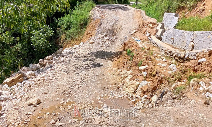 Sudah 5 Bulan Amblas, Badan Jalan Poros Bokin Ini Belum Disentuh Pemerintah