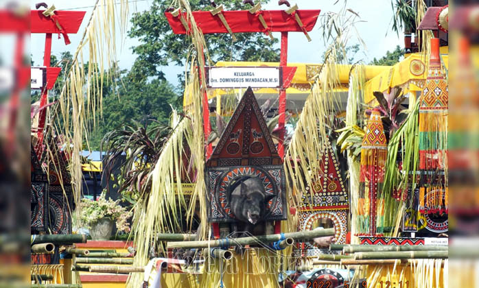 “Lettoan” Kepala Suku Besar Arfak Ikut Meramaikan Peresmian Rumah Adat Toraja dan Rumah Kaki Seribu di Manokwari