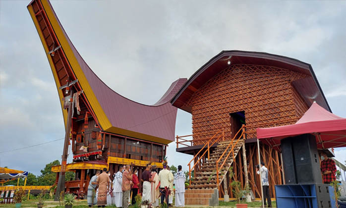Pastor Asal Papua dan Toraja Pimpin Misa Pemberkatan Rumah Adat Arfak dan Toraja di Manokwari