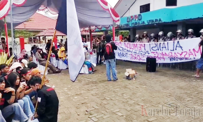Hendak Direlokasi untuk Bangun Alun-alun, Pedagang Pasar Sore Rantepao Gelar Aksi Unjuk Rasa