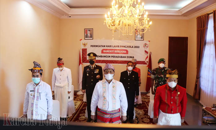 FOTO: Kenakan Pakaian Adat, Forkopimda Tana Toraja Ikuti Zoom Meeting Hari Lahir Pancasila