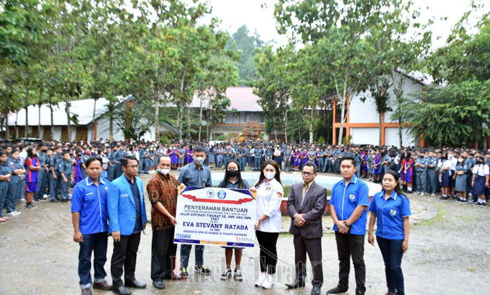 Anggota DPR RI, Eva Stevany Rataba Salurkan Beasiswa PIP kepada Ribuan Siswa YPKT