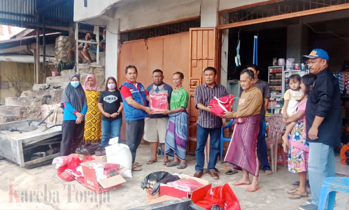 Disos Toraja Utara Salurkan Bantuan untuk Korban Kebakaran 2 Pertamini di Jalan Poros Pangli