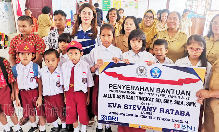 Serahkan Beasiswa PIP Bagi Pelajar Disabilitas di Tana Toraja, Eva Rataba Titikkan Air Mata