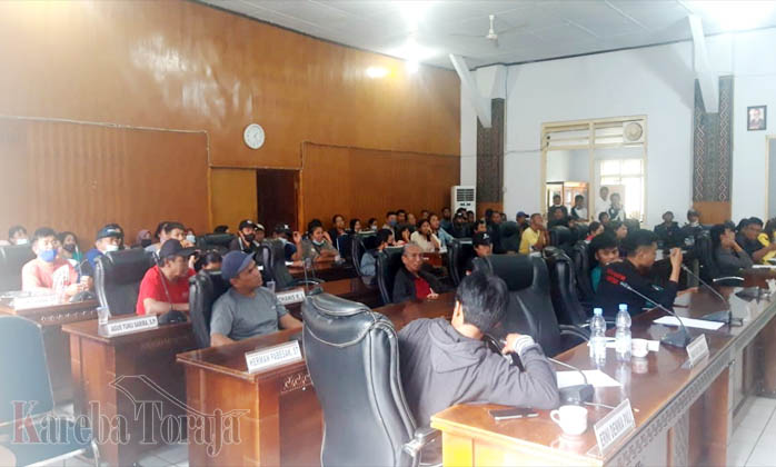 Pembongkaran Lapak Pedagang Pasar Sore Rantepao Ditunda