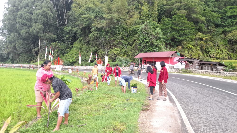 Mahasiswa KKN Tematik UKI Toraja di Kelurahan Palawa’ Tanam Ratusan Pohon Pinang dan Tabang