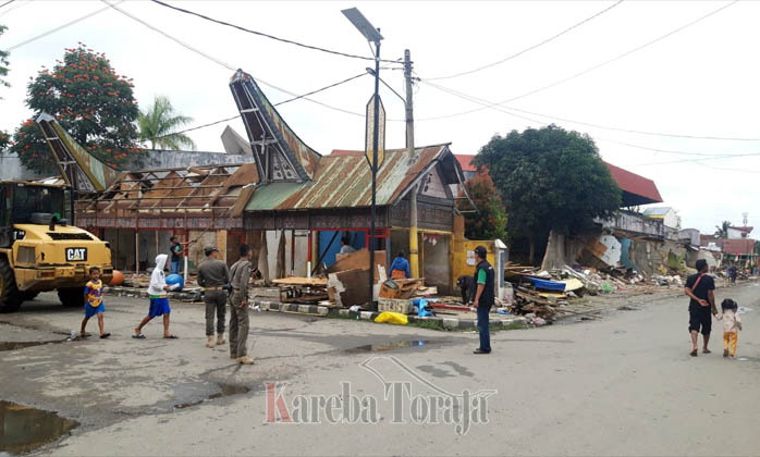 Kios-kios di Pasar Sore Rantepao Dibongkar Pemerintah