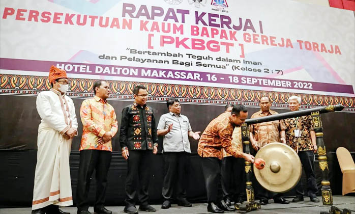 Gubernur Sulsel Buka Rapat Kerja I Persekutuan Kaum Bapak Gereja Toraja