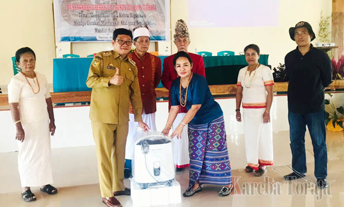 AMAN Toraya Serahkan Bantuan 4 Oksigen Konsentrator untuk Pemkab dan RS di Toraja