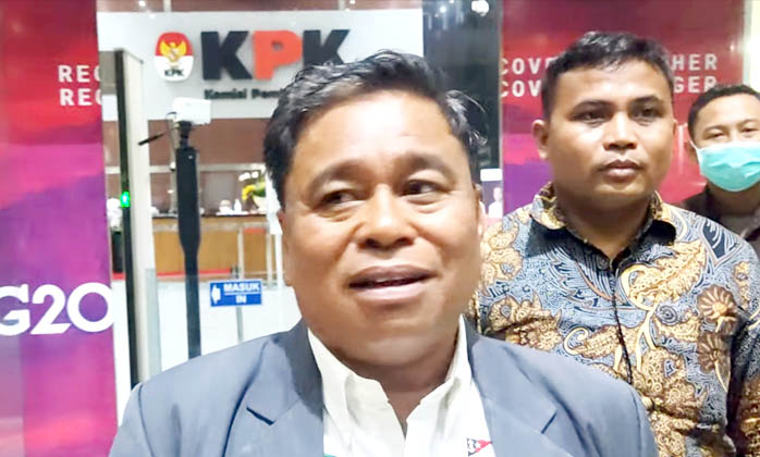 Usai Diperiksa KPK Selama 12 Jam, Bupati Toraja Utara Full Senyum