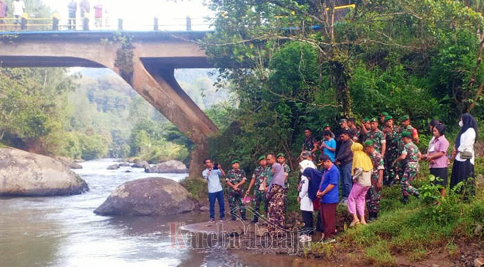 Pencarian Dihentikan, Kodim 1414 Tana Toraja dan Keluarga Serda Amir Tabur Bunga di Sungai Maiting