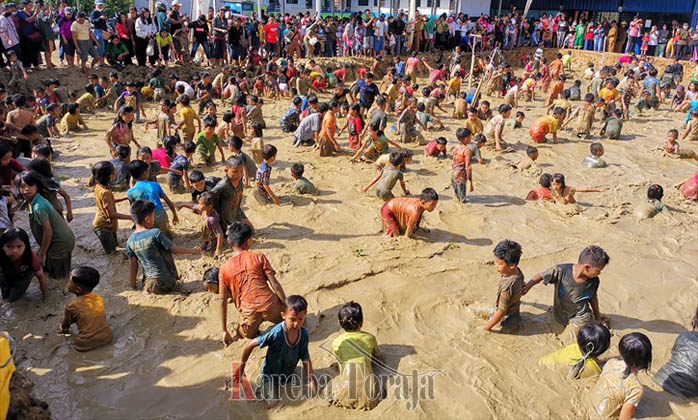 “Mebale” Bersama Anak-anak, Zadrak Tombeg Ajak Rajin Makan Ikan