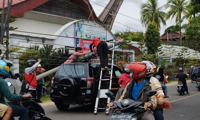 Tiang Listrik Timpa Mobil yang Sedang Melintas di Makale, Tana Toraja