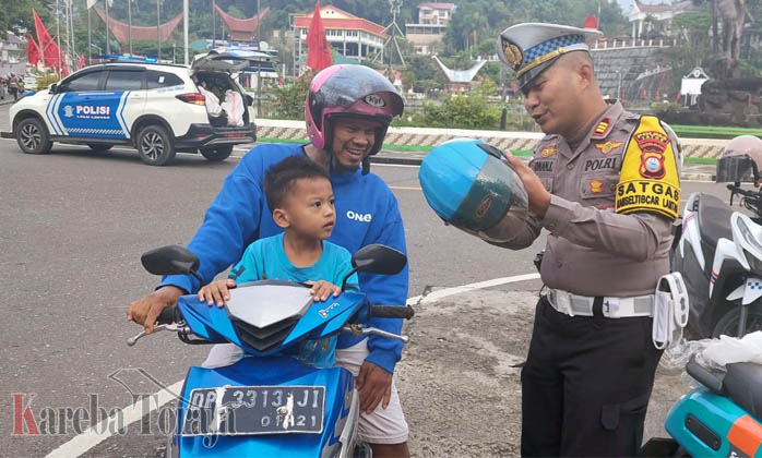 Ops Keselamatan 2023; Satlantas Polres Tana Toraja Bagi Helm Gratis ke Pengendara
