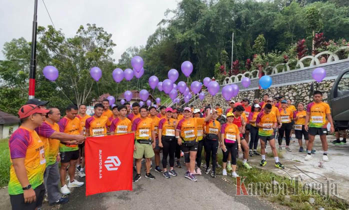 FOTO: 110 Pemuda Berlari dari Bori’ Sampai Rantepao Kenang Perjuangan A.A van de Loosdrecht