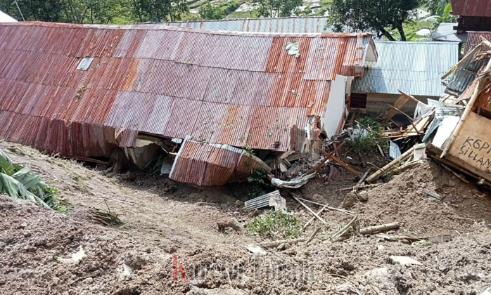 Material Longsor Tutup Jalan dan Rusak Sekolah di Buntu Pepasan, Toraja Utara
