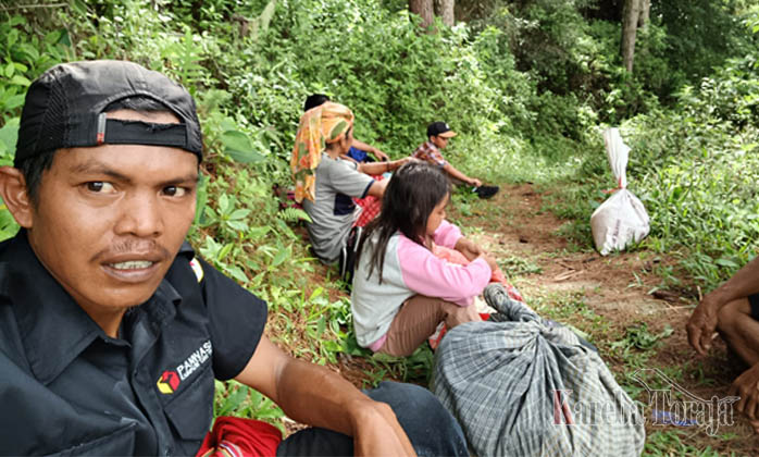 Jalan Kaki 6 Jam Lewati Hutan; Kisah Perjuangan Panwascam Simbuang Awasi Pemilu