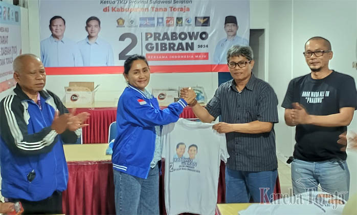 Yuniana Mulyana Sumbang 1.000 Lembar Kaos ke Posko TKD Prabowo Gibran Tana Toraja