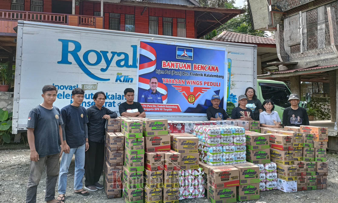 Anggota DPR RI Terpilih, Irjen Pol (Purn) Frederik Kalalembang Salurkan Bantuan untuk Korban Longsor di Tana Toraja
