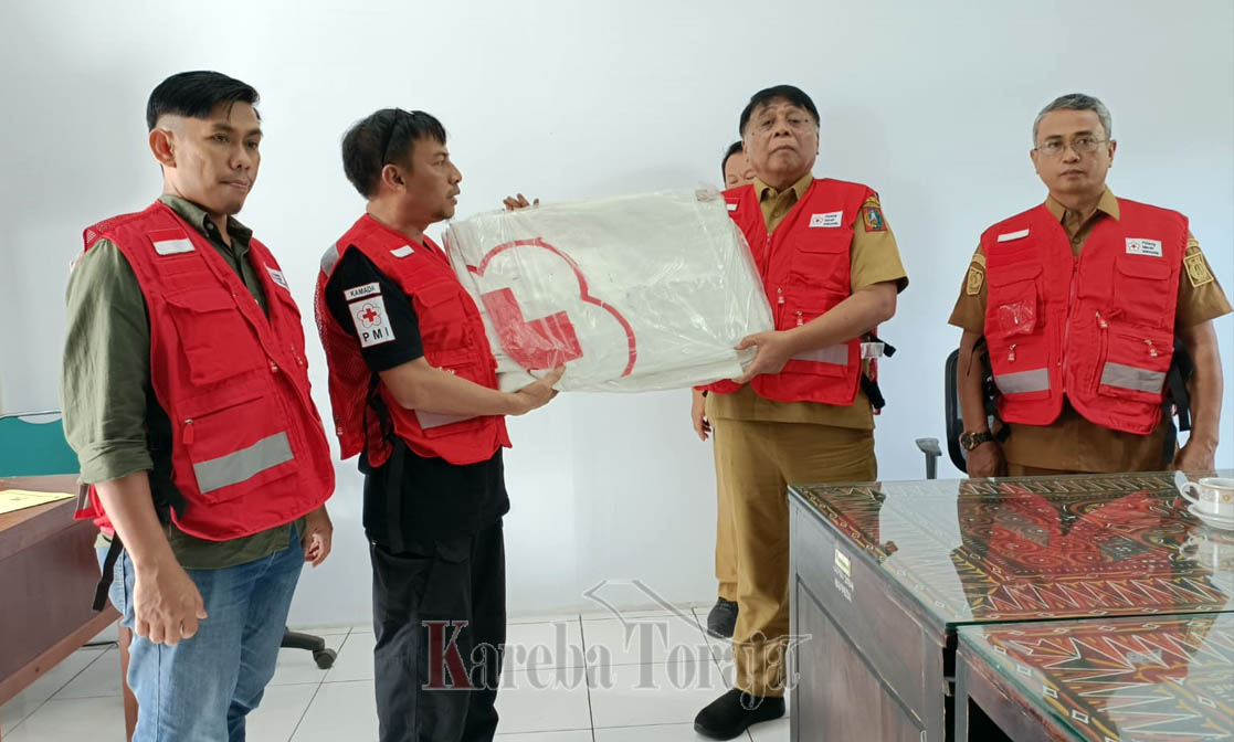 PMI Sulsel Serahkan Bantuan 150 Paket Alat Kebersihan untuk Korban Longsor di Tana Toraja
