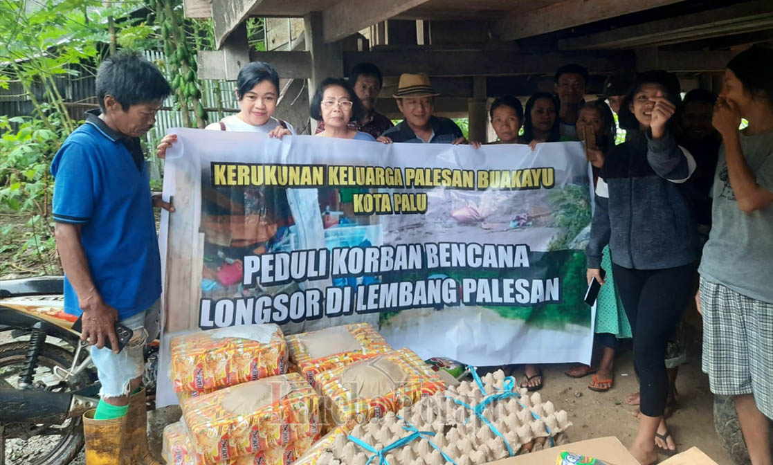Kerukunan Keluarga Palesan Buakayu Kota Palu Serahkan Bantuan Sembako untuk Korban Longsor