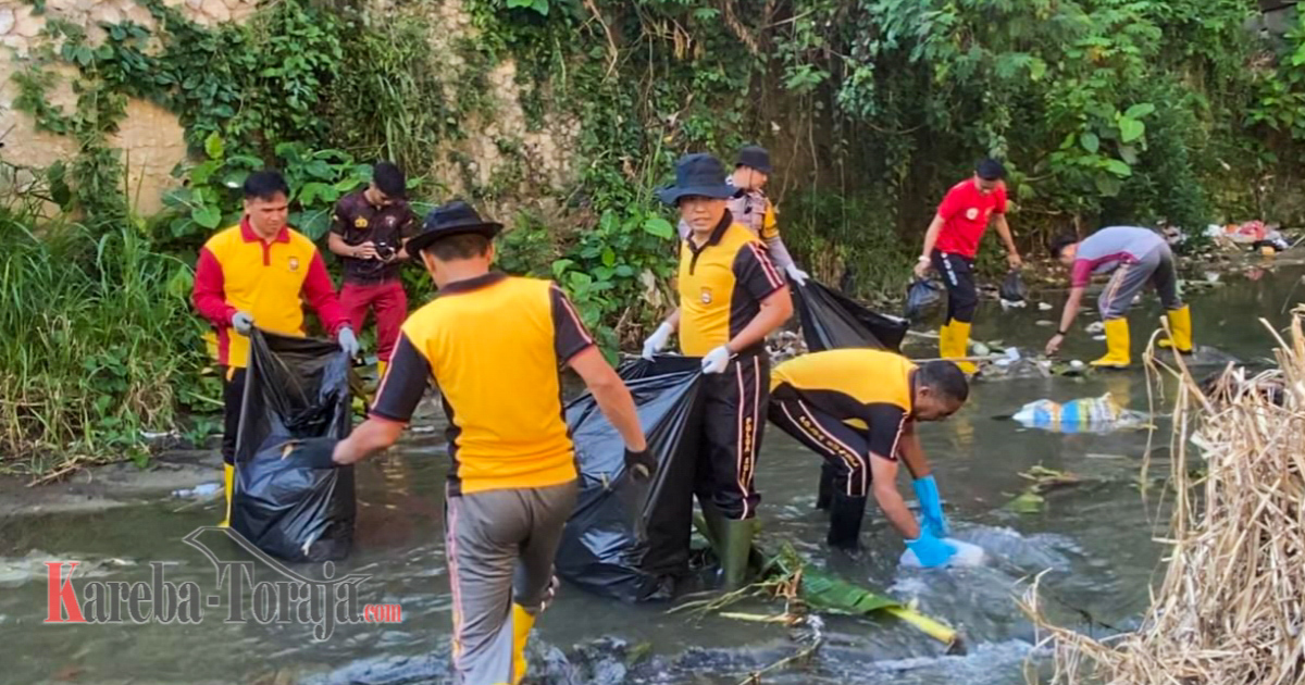 Sambut HUT Bhayangkara Ke-78, Polres Tana Toraja Aksi Bersih Sungai