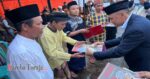 Pimpinan PT Malea Energi Victor Datuan Batara menyerahkan Bantuan dana kepada Masjid pada gelaran program rutin tahunan Safari Ramadan. (foto: dok. istimewa).