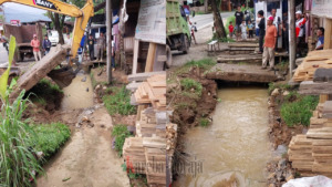 Respon Banjir di Bolu, Dinas PUPR Toraja Utara Bersihkan Drainase