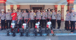Dukung Program Swasembada Pangan, Kapolres Tana Toraja Bantu 4 Unit Cultivator ke Kelompok Tani