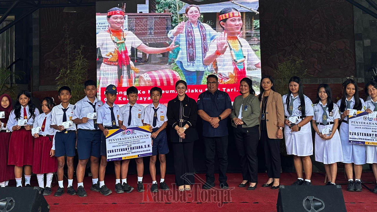 Eva Rataba Kembali Bagikan Bantuan PIP Jalur Aspirasi kepada 2.098 Siswa di Rantepao, Toraja Utara