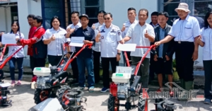 Serahkan 12 Alsintan ke Kelompok Tani, Zadrak Ingatkan Jangan Disalahgunakan Apalagi Dijual